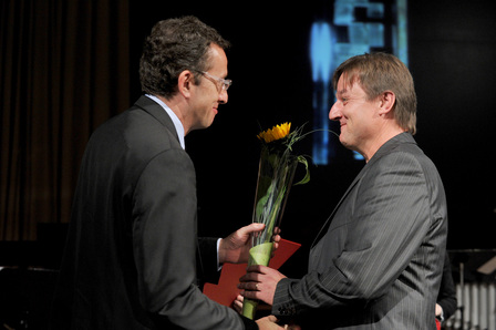 Minister za izobraževanje, znanosti, kulturo in šport dr. Žiga Turk predaja nagrado prof. dr. Andreju Brodniku (Ljubljana,
4.10.2012)